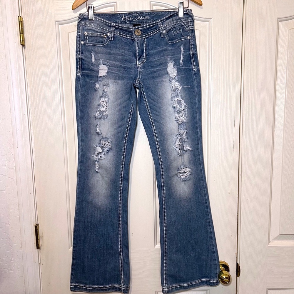 Ariya Jeans 7/8 Distressed Low Rise Flare‎ Leg Medium Wash Embroidered Y2K